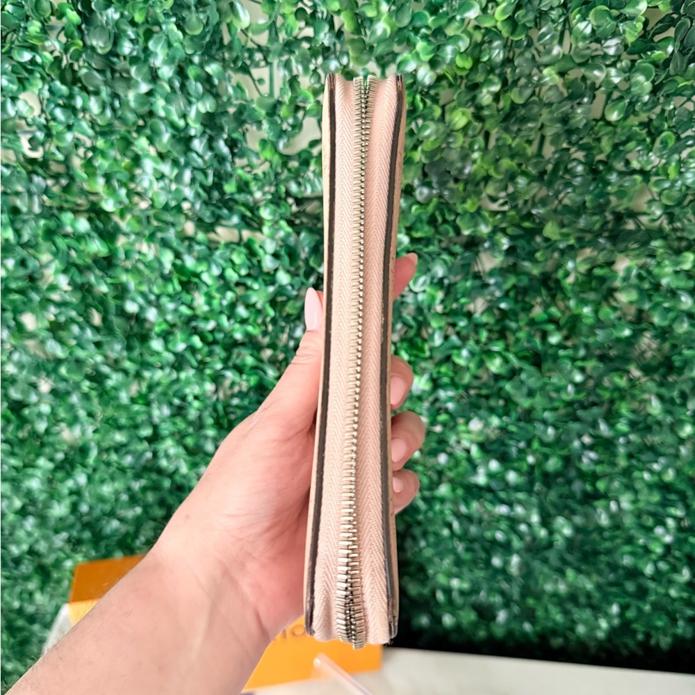 Louis Vuitton Pink Mahina Monogram Zipped Continental Wallet Authentic - Picture 6 of 9